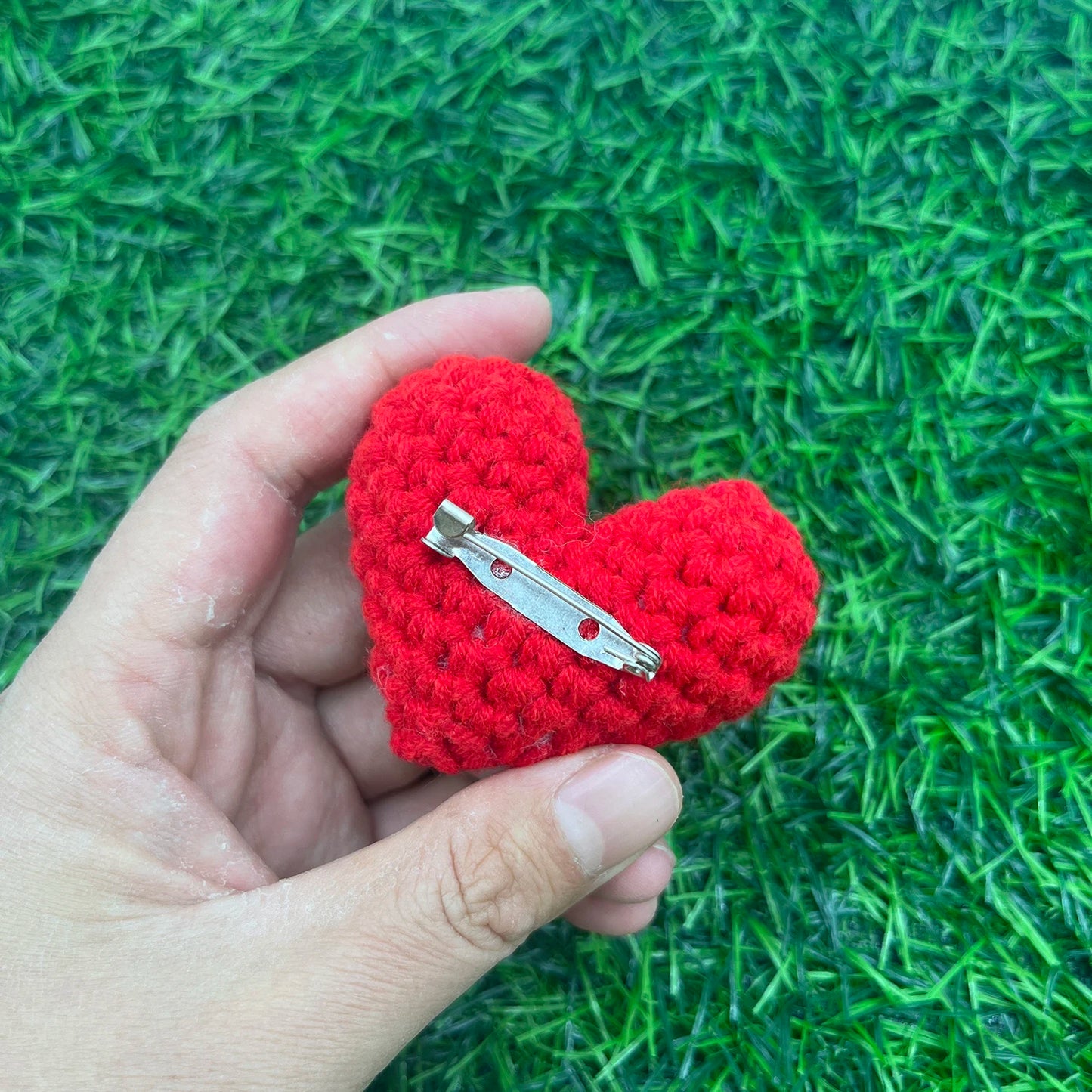 Creative Red Heart Brooches For Couple Romantic Love Heart Resin Pin Knitted Decorative Lapel Pins Lovers' Gift Clothes Accessor